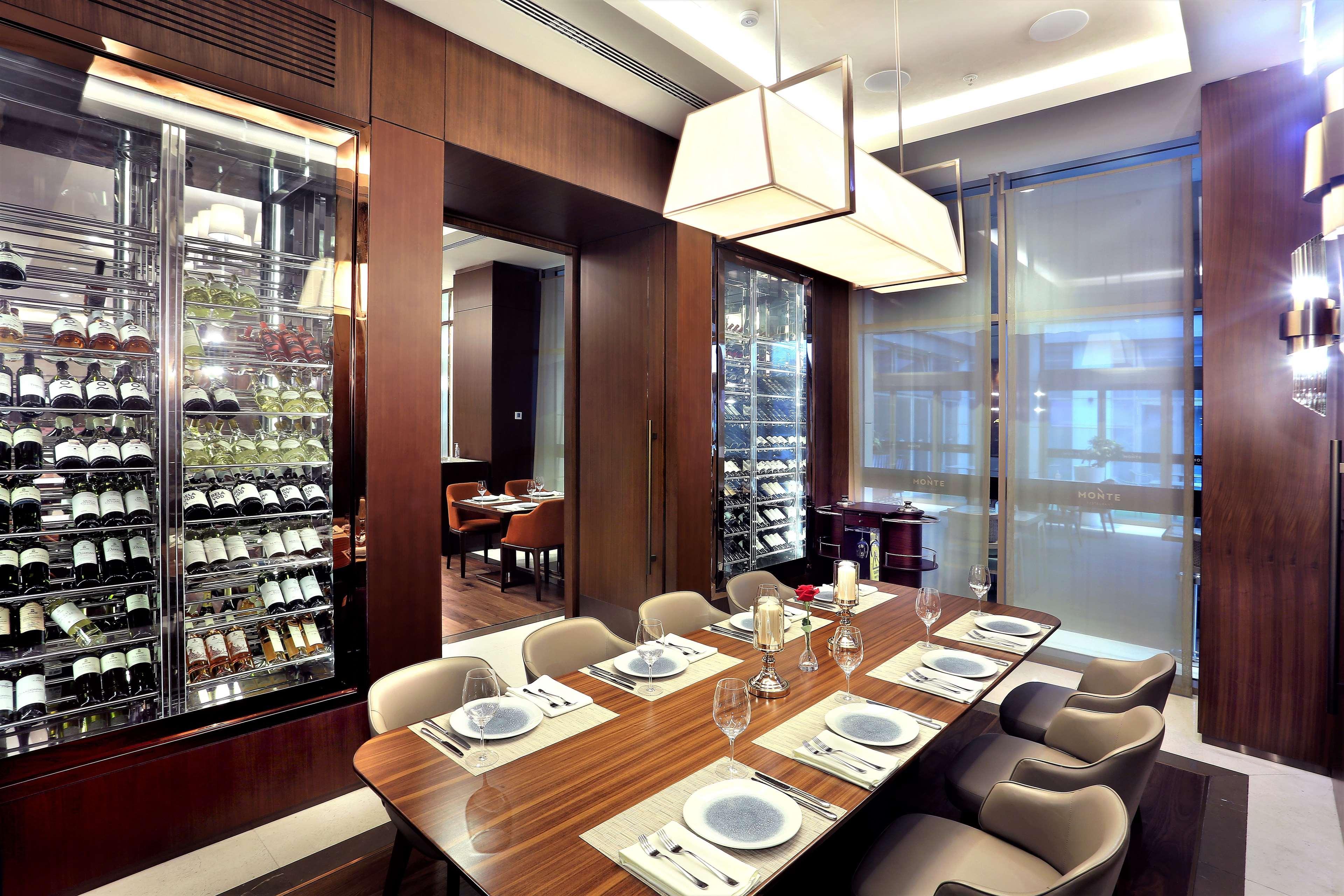 Doubletree By Hilton Skopje Exterior foto The interior of the restaurant