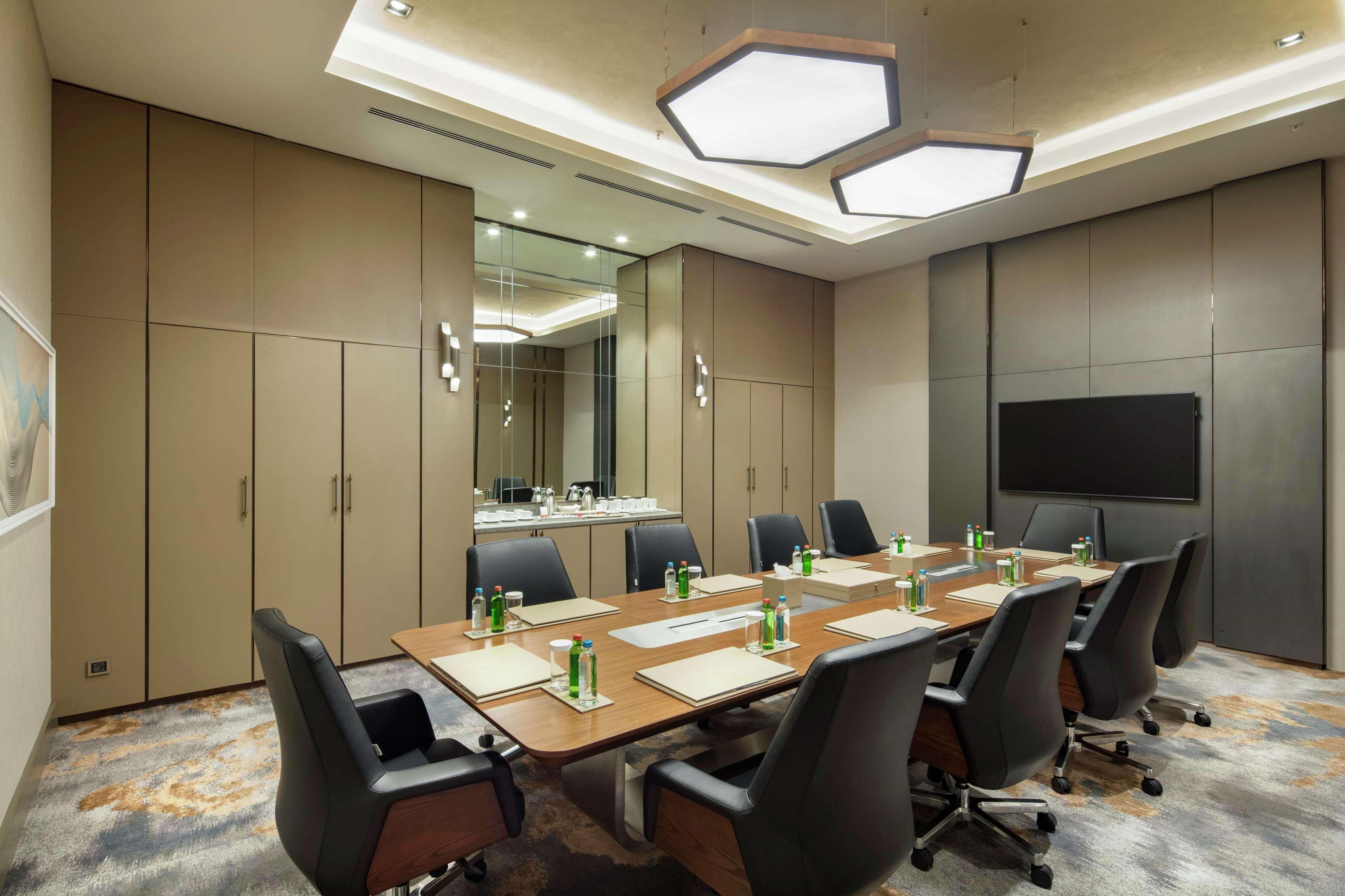 Doubletree By Hilton Skopje Exterior foto Meeting room
