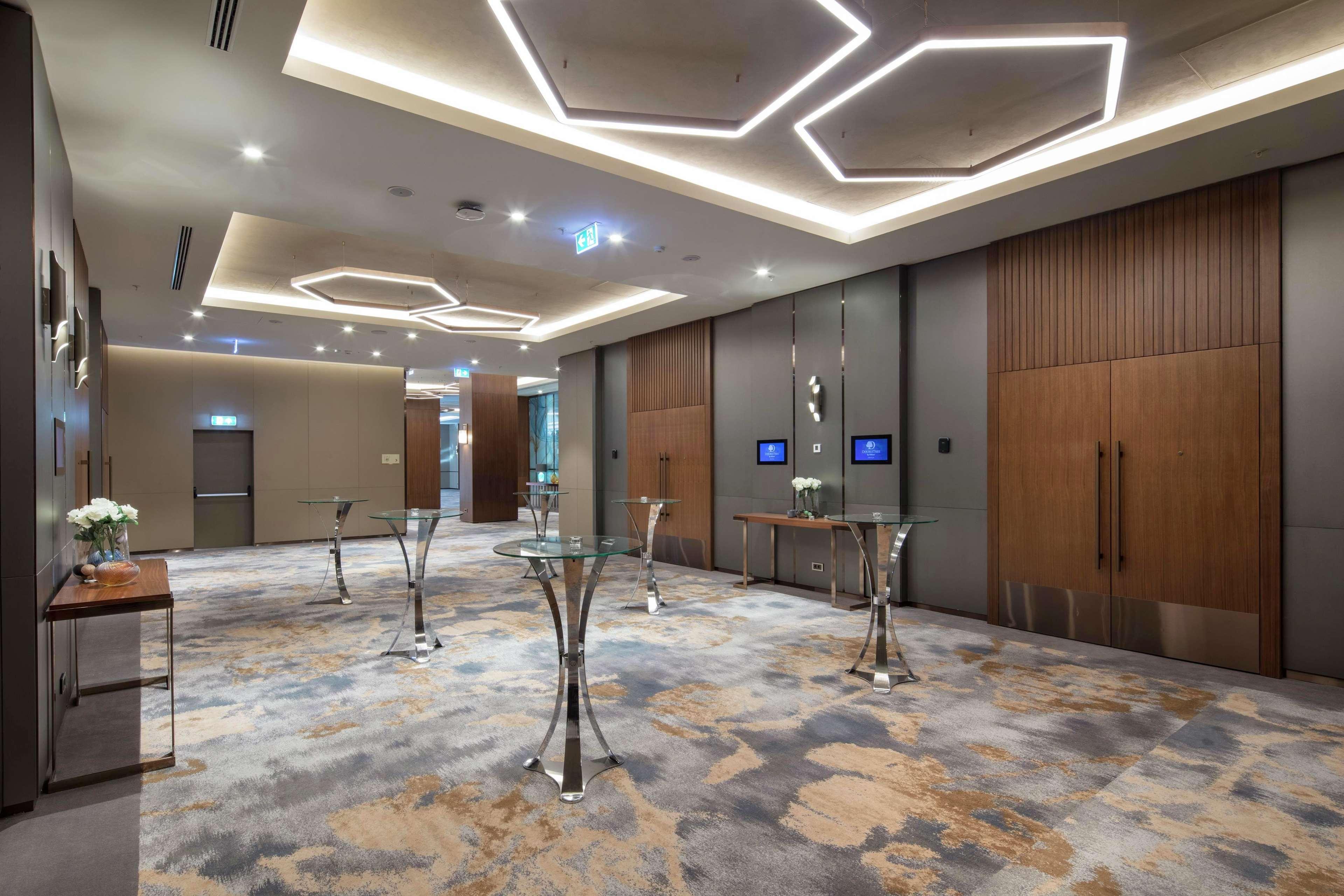 Doubletree By Hilton Skopje Exterior foto The lobby of the hotel