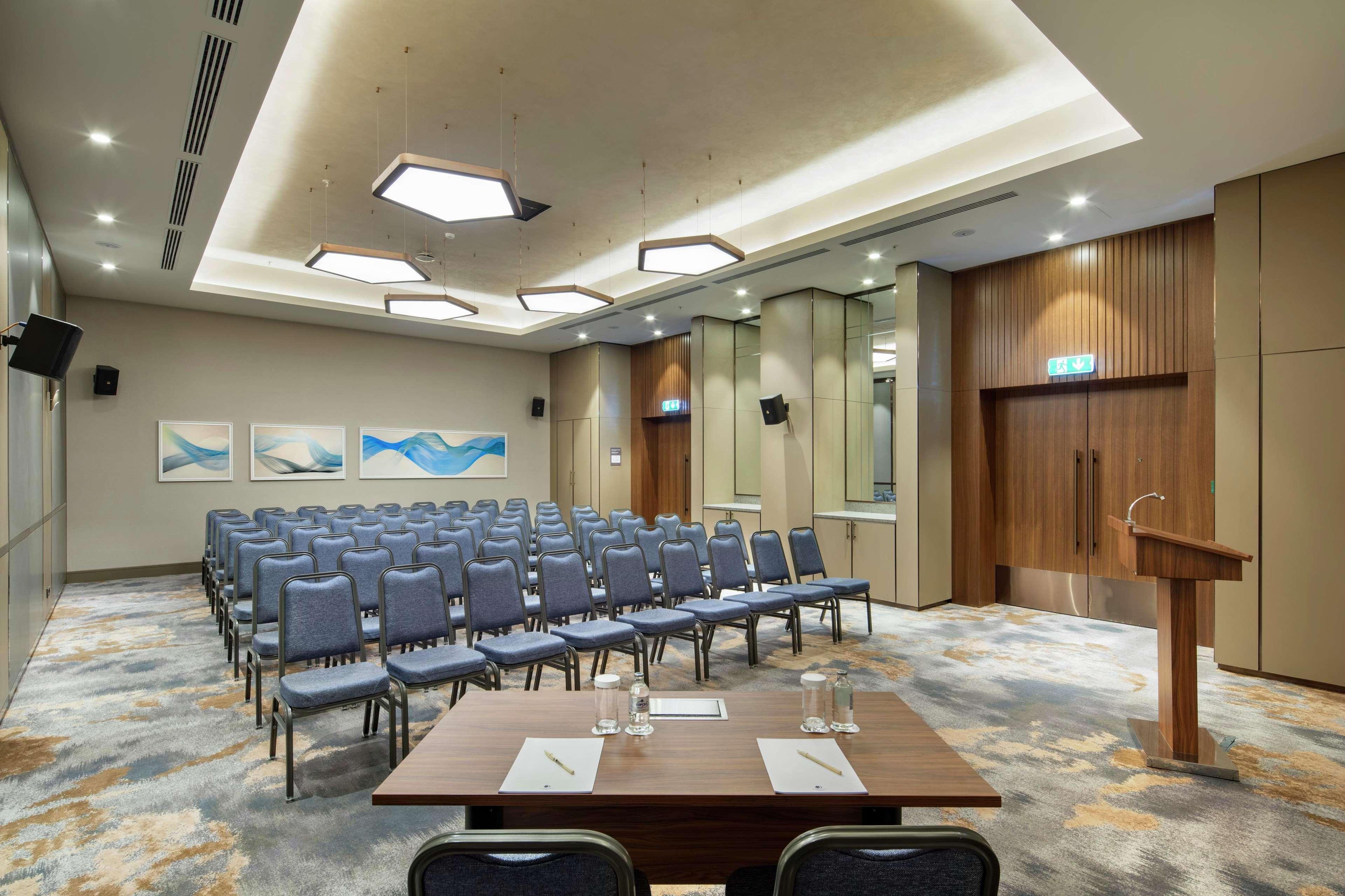Doubletree By Hilton Skopje Exterior foto Meeting room