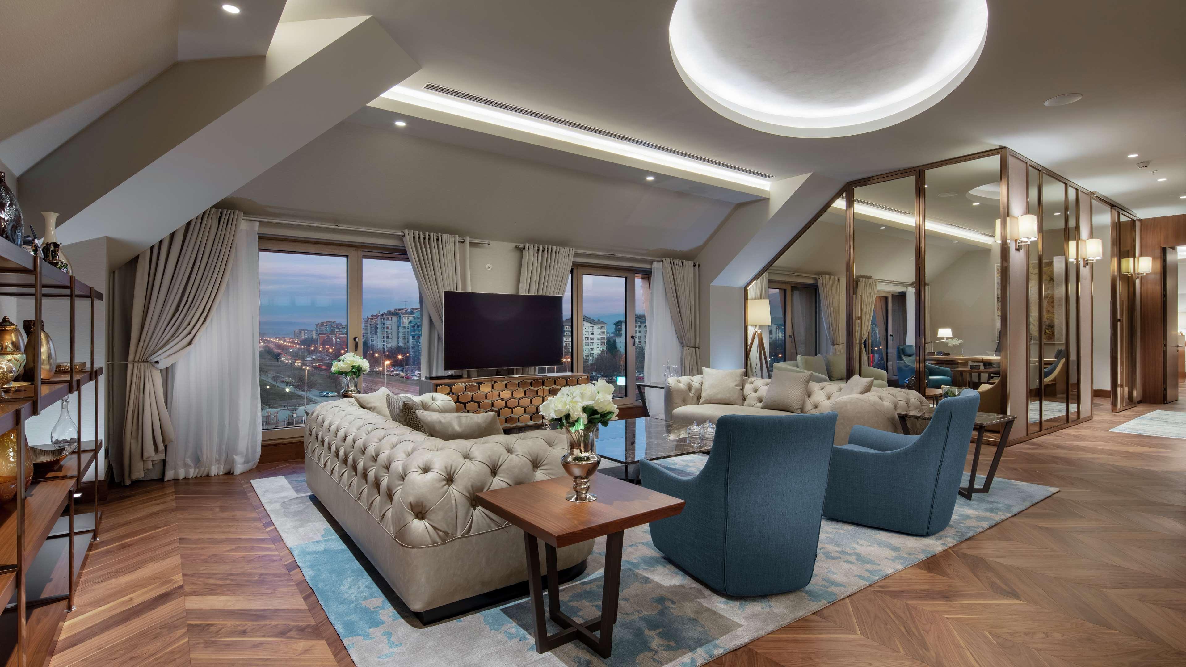 Doubletree By Hilton Skopje Exterior foto The living room of a suite at the hotel