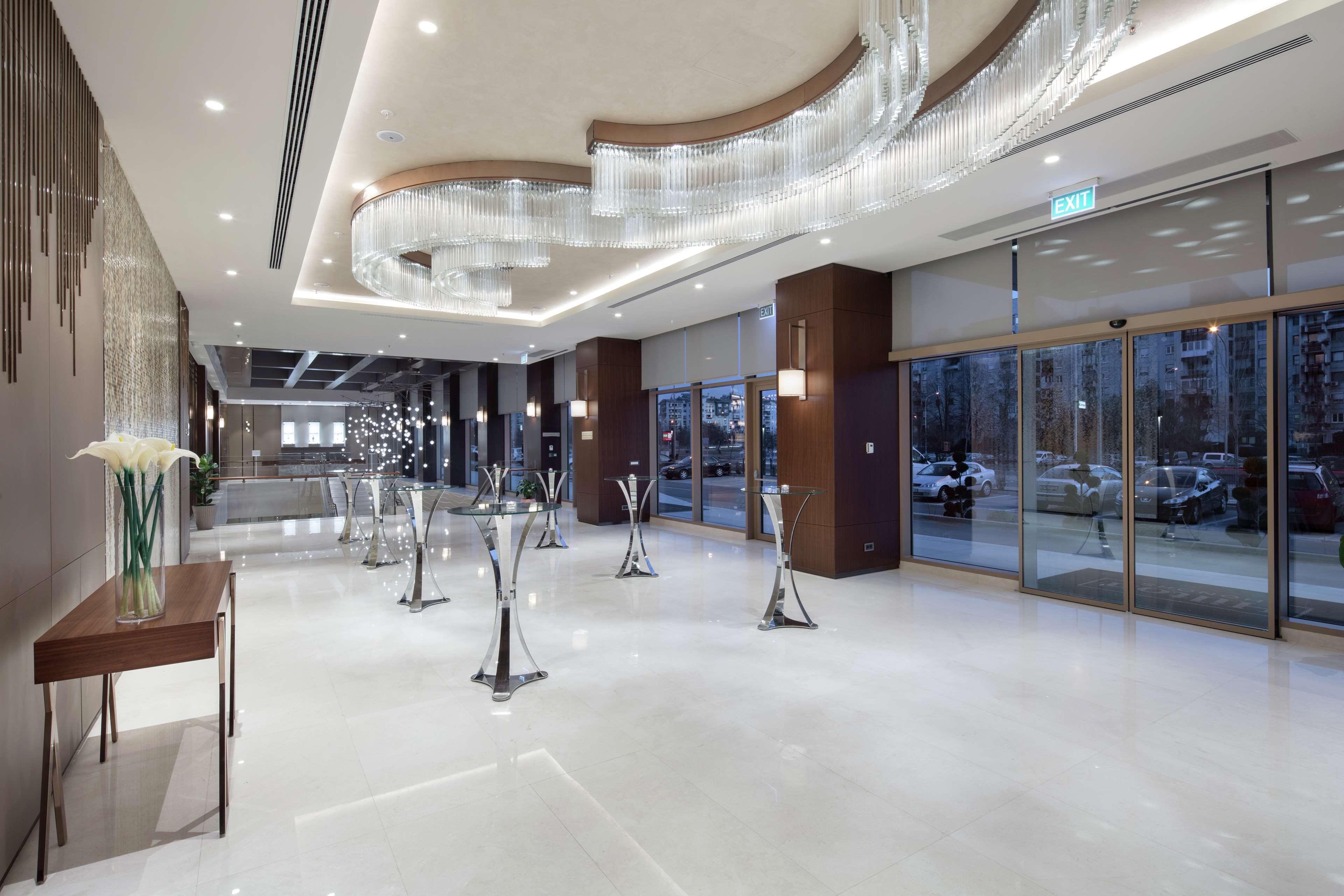 Doubletree By Hilton Skopje Exterior foto Lobby