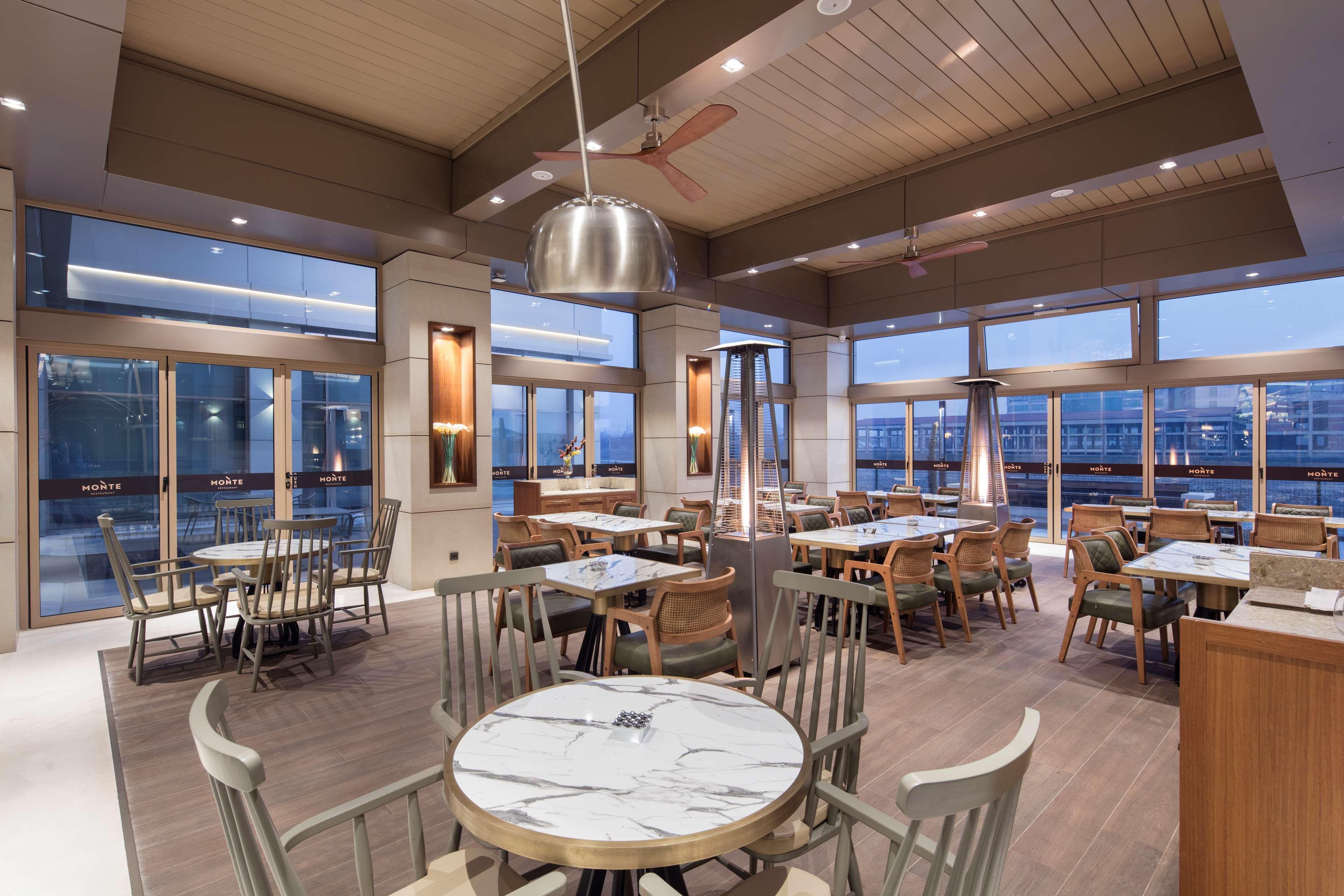 Doubletree By Hilton Skopje Exterior foto The restaurant