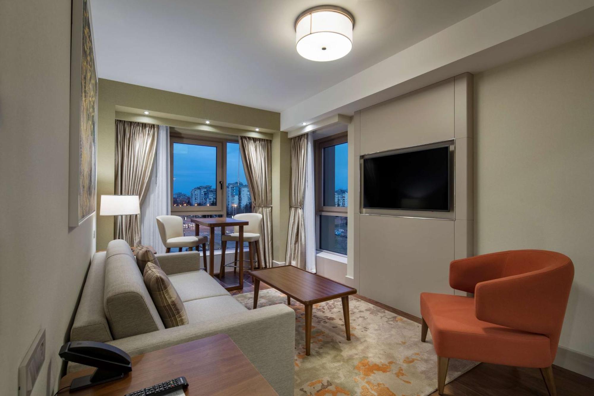 Doubletree By Hilton Skopje Exterior foto Living room