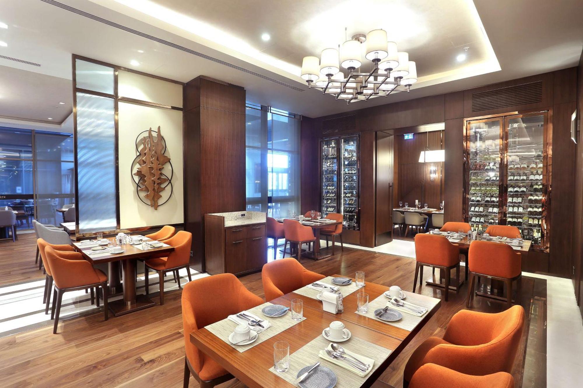 Doubletree By Hilton Skopje Exterior foto The interior of the restaurant