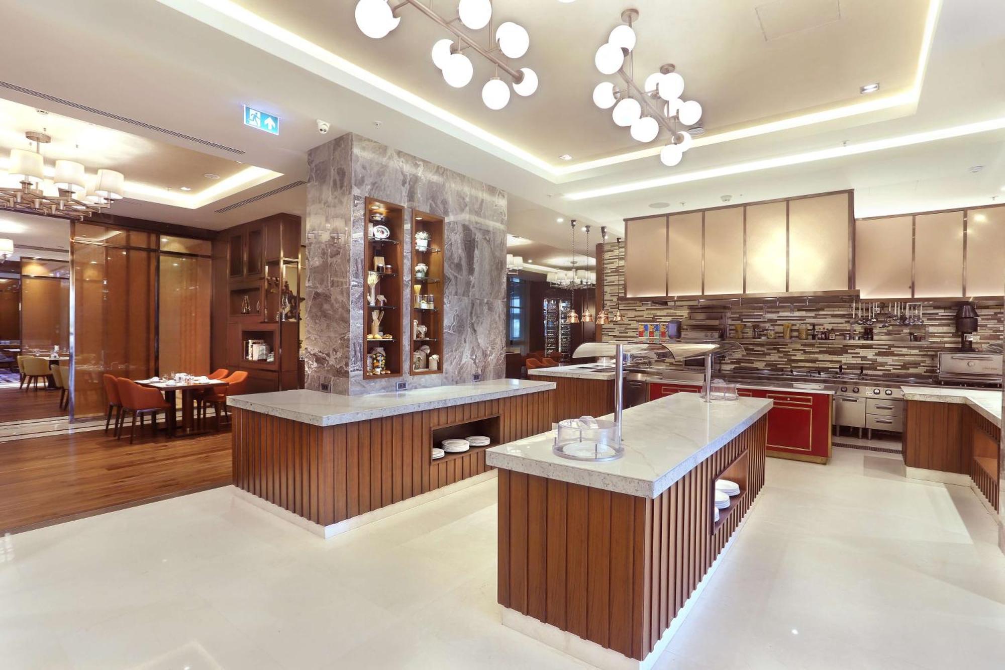 Doubletree By Hilton Skopje Exterior foto The kitchen at the restaurant